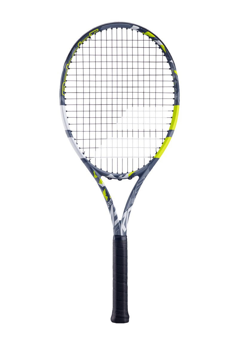 Tenniss racket met een grijs en zwart frame, gele accenten en een gestructureerde zwarte grip. Kenmerkt zich door een rasterpatroon in de snaren en een ovale vorm.
