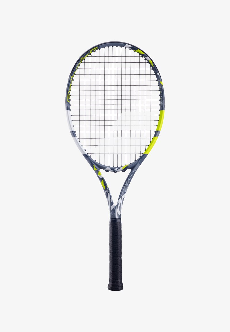 Tenniss racket met een grijs en zwart frame, gele accenten en een gestructureerde zwarte grip. Kenmerkt zich door een rasterpatroon in de snaren en een ovale vorm.