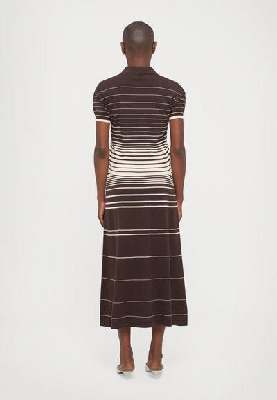 Braun- und cremefarbener gestreifter Maxikleid mit tailliertem Oberteil, kurzen Ärmeln und geradem Schnitt. Weicher Strickstoff und Polo-Kragen-Design.