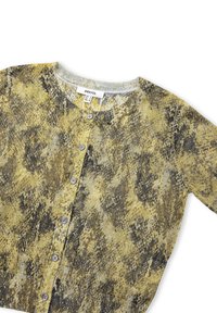 Chaqueta de botón hecha de una tela suave, con un diseño de estampado de serpiente en amarillo y gris, cuello redondo y ribete gris con cinco botones.