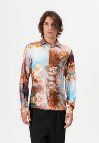 Langärmliges Hemd aus leichtem Material mit einem kreisenden Farbmuster: Orange, Braun, Blau und Weiß, mit einem Button-down-Kragen.