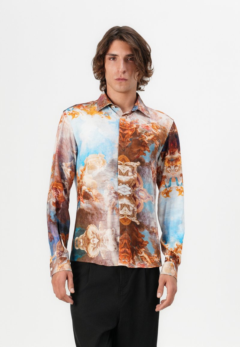 Langärmliges Hemd aus leichtem Material mit einem kreisenden Farbmuster: Orange, Braun, Blau und Weiß, mit einem Button-down-Kragen.