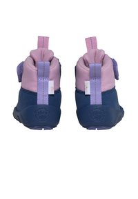 Blauwe en roze kinderschoenen met een suède buitenkant, een gevoerde kraag en klittenbandsluiting, met een gestructureerde rubberen zool en logo-detail.