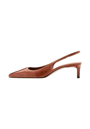 Chaussure slingback en cuir marron à bout pointu, petit talon kitten et fine bride autour du talon sur fond blanc.