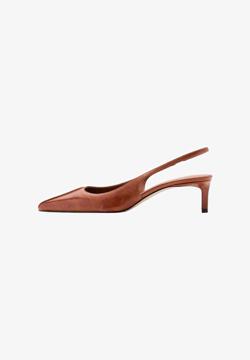Chaussure slingback en cuir marron à bout pointu, petit talon kitten et fine bride autour du talon sur fond blanc.