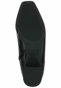 Zapato de cuero negro con un acabado suave, punta redondeada y suela de goma texturizada con un logo estampado y talla 37.