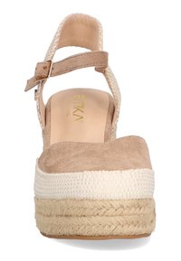 Sandalia de cuña de ante beige con plataforma de yute trenzado, correa al tobillo con hebilla y un acabado suave y texturizado. Logo impreso en la plantilla.