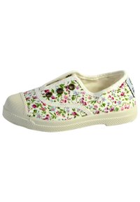 Scarpe in tela con motivo floreale bianco, decorate con fiori rosa e blu. Presentano occhielli color sabbia e una punta in gomma. Design slip-on con suola testurizzata.