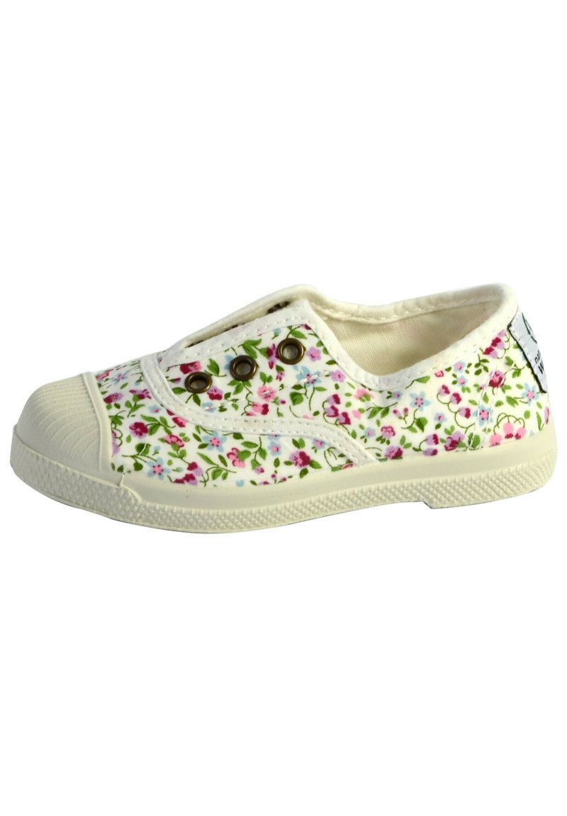 Scarpe in tela con motivo floreale bianco, decorate con fiori rosa e blu. Presentano occhielli color sabbia e una punta in gomma. Design slip-on con suola testurizzata.