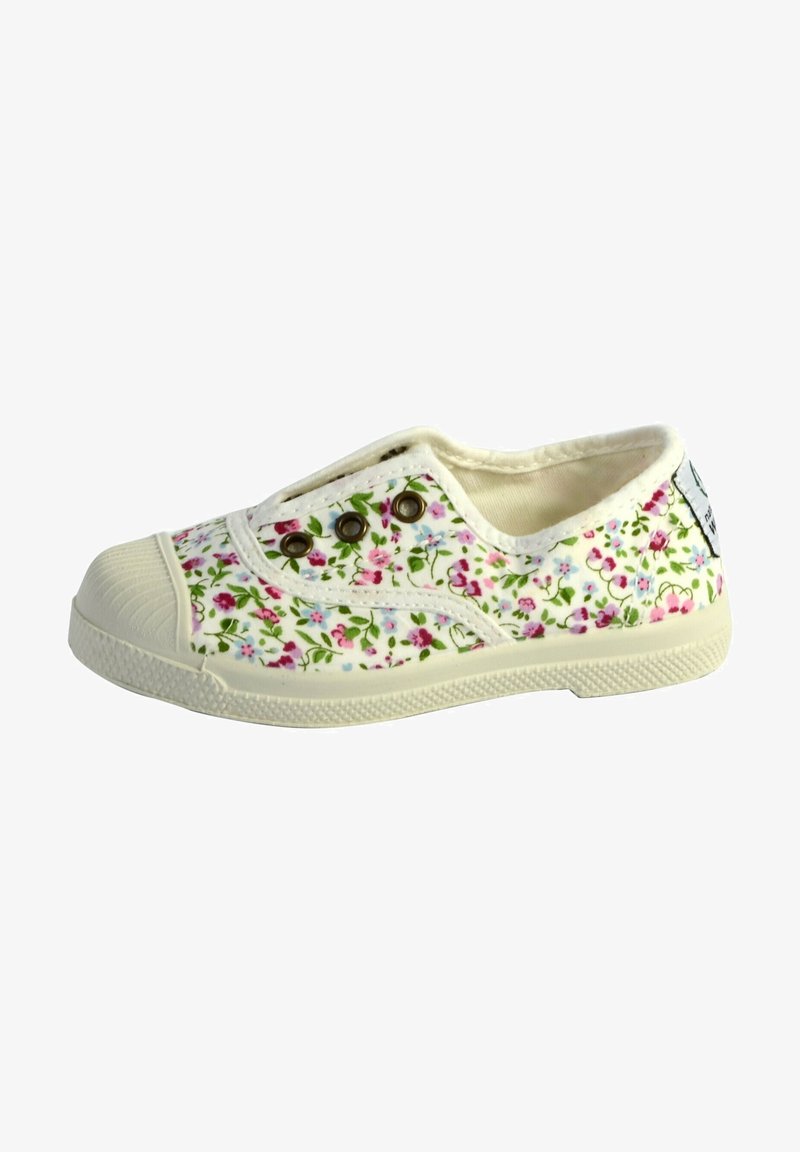 Zapatilla de lona con estampado floral en blanco, con flores en tonos rosa y azul. Presenta ojales en color marrón y una puntera de goma. Diseño tipo slip-on con suela texturizada.