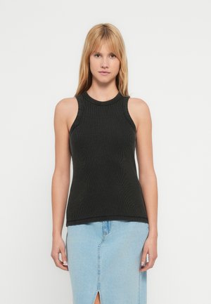 Svart ribbestrikket ermeløs topp med rund hals. Stoffet er teksturert og tettsittende, komplettert med en lett innsvingt silhuett.