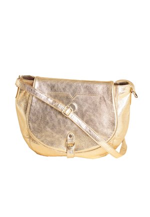Goldfarbene metallische Schultertasche mit einer strukturierten Lederoberfläche, Klappenverschluss, verstellbarem Tragegurt und rundem Hardware-Detail auf der Vorderseite.
