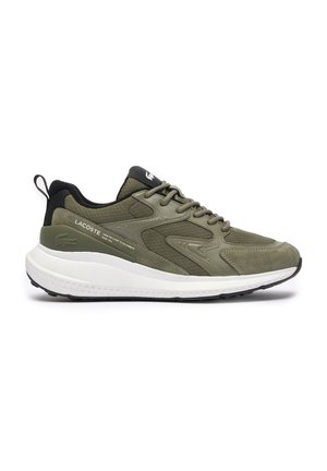 Baskets Lacoste vert olive avec semelle blanche, talon et languette noirs, dessus en mesh et suède, logo latéral et fermeture à lacets.