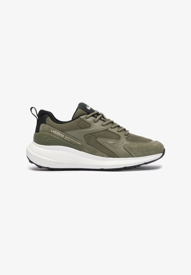 Baskets Lacoste vert olive avec semelle blanche, talon et languette noirs, dessus en mesh et suède, logo latéral et fermeture à lacets.