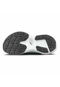 Semelle de chaussure de sport avec un tread en caoutchouc noir, dotée de motifs de grip texturés, d'une semelle intermédiaire blanche et de bords lisses pour une durabilité accrue.