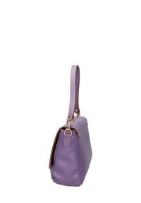 Borsa a mano in pelle viola con finitura testurizzata, dettagli marroni e parte superiore piatta. Presenta un manico singolo con hardware dorato sul lato.