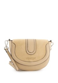 Beige Leder Umhängetasche mit einem geschwungenen Klappdeckel, silberner Hardware und dezenten Stickdetails. Markennamen "VENEZIA" in das Vorderteil eingraviert.