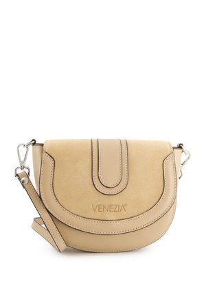 Beige Leder Umhängetasche mit einem geschwungenen Klappdeckel, silberner Hardware und dezenten Stickdetails. Markennamen "VENEZIA" in das Vorderteil eingraviert.