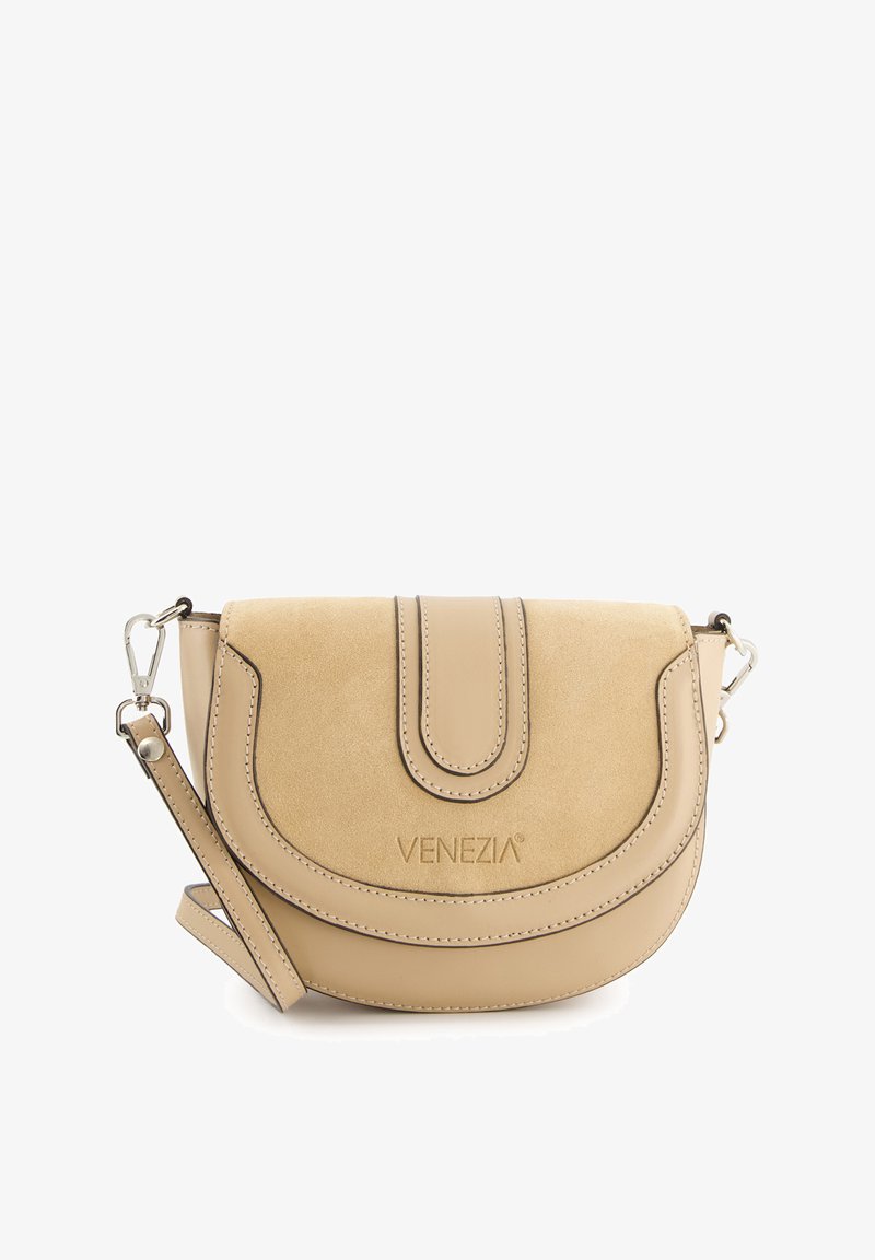 Beżowa skórzana torba na ramię z zaokrąglonym klapkiem, srebrnymi akcentami i subtelnymi detalami szycia. Nazwa marki "VENEZIA" wytłoczona z przodu.