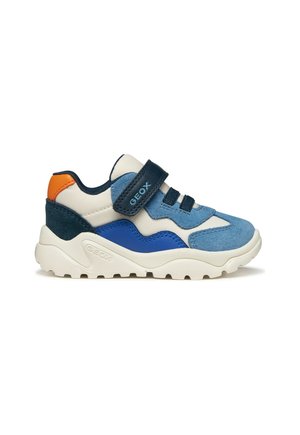 Zapatilla infantil en azul, blanco y naranja con cierre de velcro, cordones elásticos y suela blanca gruesa con banda de rodadura para uso exterior.