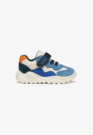 Baskets pour enfant en bleu, blanc et orange avec une bride en velcro, des lacets élastiques et une semelle blanche épaisse à motif pour une utilisation en extérieur.