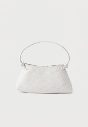 Sac à bandoulière en cuir blanc tressé avec poignée arrondie et détails de nœuds sur un fond blanc uni.