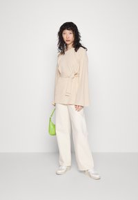 IN THE STYLE JAC JOSSA OFF SHOULDER TIE WAIST LONG SLEEVE - Camisola de manga comprida - stone