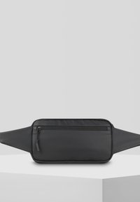 Sac à taille noir fabriqué en matériau lisse et durable. Dispose d'un compartiment principal avec fermeture éclair et d'une petite poche frontale zippée. Design minimaliste.