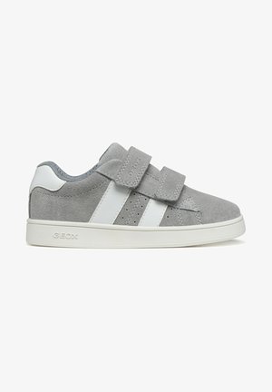 Baskets en daim gris avec des rayures blanches, deux bandes velcro, et une semelle en caoutchouc blanche, vues de profil.
