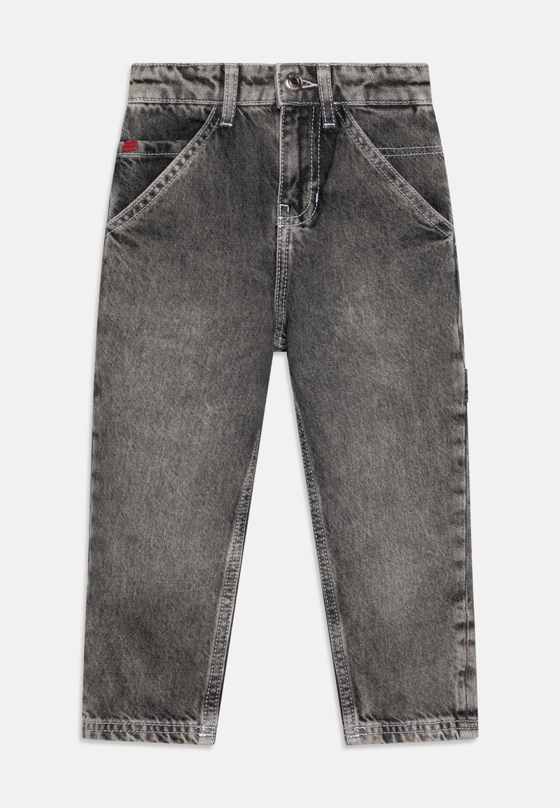 Jeans de ganga cinza com corte reto, apresentando cinco bolsos, fecho de botão e detalhes em costura branca contrastante.