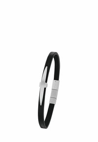 Pulsera de cuero negro con un cierre metálico suave y un acento plateado minimalista, que presenta un diseño elegante y curvado con una superficie texturizada.