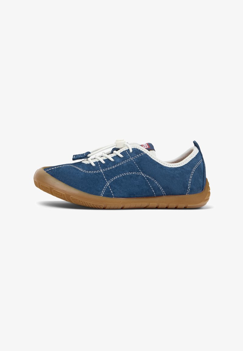 Baskets en daim bleu avec lacets blancs et coutures apparentes. Bout arrondi, semelle souple en caoutchouc marron, design minimaliste.
