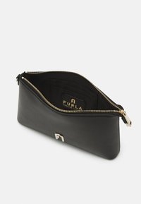 Custodia in pelle nera con una texture liscia, zipper dorato e dettagli in hardware argentato. L'interno presenta scomparti per carte e una fodera in tessuto.