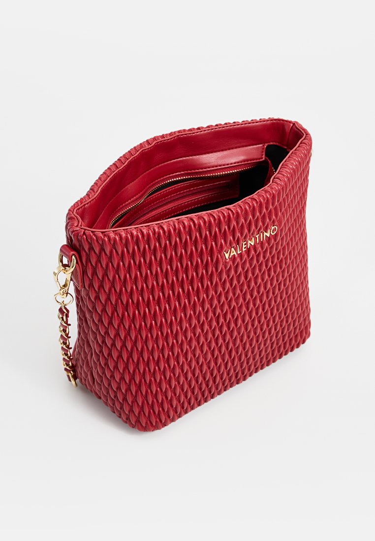 Rote gesteppte Lederhandtasche mit einem Reißverschluss oben, goldenen Beschlägen und einer strukturierten Form. Sie enthält einen Kettenriemen und eine markenspezifische Detailgestaltung.