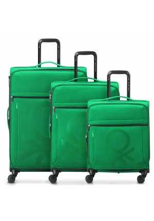 Set aus drei grünen Gepäckstücken in verschiedenen Größen, mit strukturiertem Stoff, schwarzen Rädern und ausziehbaren Griffen sowie Reißverschlusstaschen.