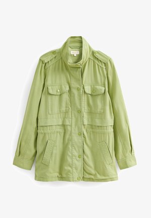 Chaqueta de manga larga de color verde claro con cuello de pie, botones a presión en la parte delantera, dos bolsillos con solapa en el pecho y dos bolsillos inclinados en la parte inferior.