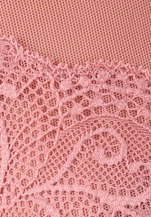 Roze kantstof met ingewikkelde patronen en bloemmotieven op een fijne gaas achtergrond, die textuur en vakmanschap tentoonstelt.