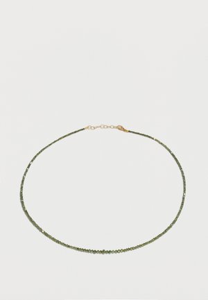 Jemný náhrdelník s malými brúsenými zelenými korálkami a zlatým zapínaním na bielom pozadí.