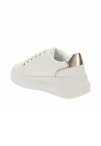 Sneaker bianco con tomaia in pelle liscia, punta tonda, occhielli abbellite in oro e linguetta del tallone metallizzata oro. Suola bianca spessa per un'altezza aggiuntiva.