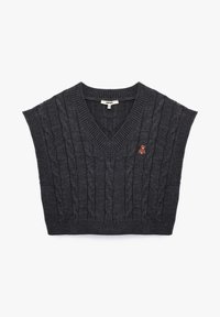 Tummanharmaa ilmanhiha pullover, johon on kudottu palmikkokuvio. V-pääntie sekä pieni brodeerattu karhu-kuvio vasemmalla puolella.