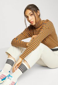 Levi's® RIBCAGE CROP BOOT - Calças de ganga bootcut - natural order