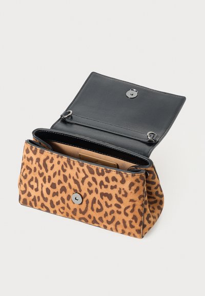 Torebka z leopardzim wzorem wykonana z tkaniny, z czarną skórzaną klapą, zapięciem na zatrzask oraz wewnętrzną kieszenią. Miękka faktura i strukturalny kształt.