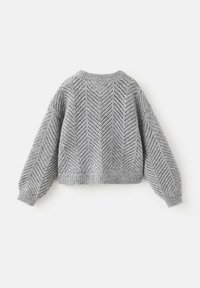 Grå stickad tröja med chevronöppen arbetsmönster och ribbade ärmslut och nederkant, visad liggande med baksidan upp.