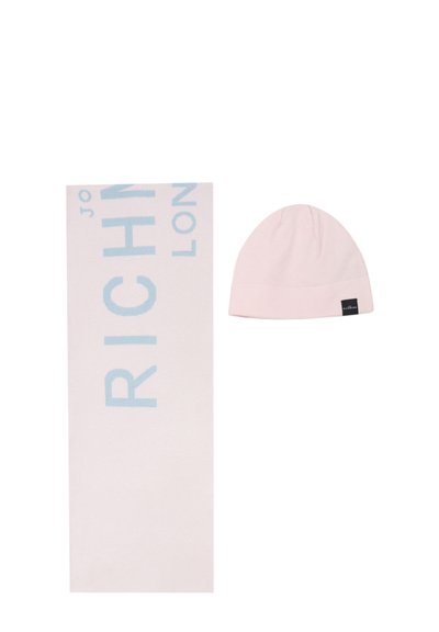 Foulard rosa chiaro con grande testo blu "RICHMOND" e berretto rosa abbinato con una piccola etichetta nera Richmond.