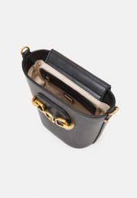 Černá kožená kabelka se zlatými detaily, s hladkým povrchem, podšívkou uvnitř a kapsou na zip pro bezpečné uložení.