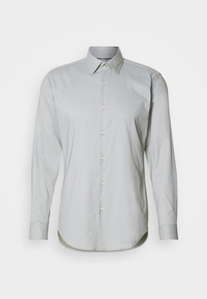 Camicia a maniche lunghe grigio chiaro con colletto polo, dotata di una patta frontale con bottoni e orlo curvo, realizzata in un tessuto lucido.