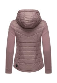 Veste à capuche rose avec un design matelassé et des manches texturées, présentant un motif en chevron au dos et un patch logo sur le côté inférieur.