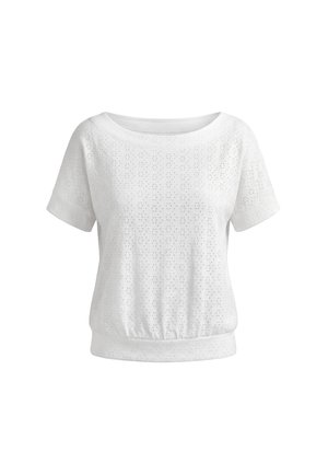 Biała bluzka z krótkim rękawem z ażurowym haftem, dekoltem w kształcie łódki, elastycznym dołem w pasie i mankietami, pokazana na białym tle.