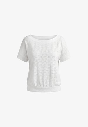 Hvid bluse med korte ærmer med hulbroderi, bådformet halsudskæring, elastisk talje og manchetærmer, vist på en hvid baggrund.