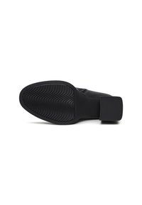 Talpă din piele neagră cu un model în relief. Toc pătrat oferă stabilitate. Textură netedă și design contemporan.
